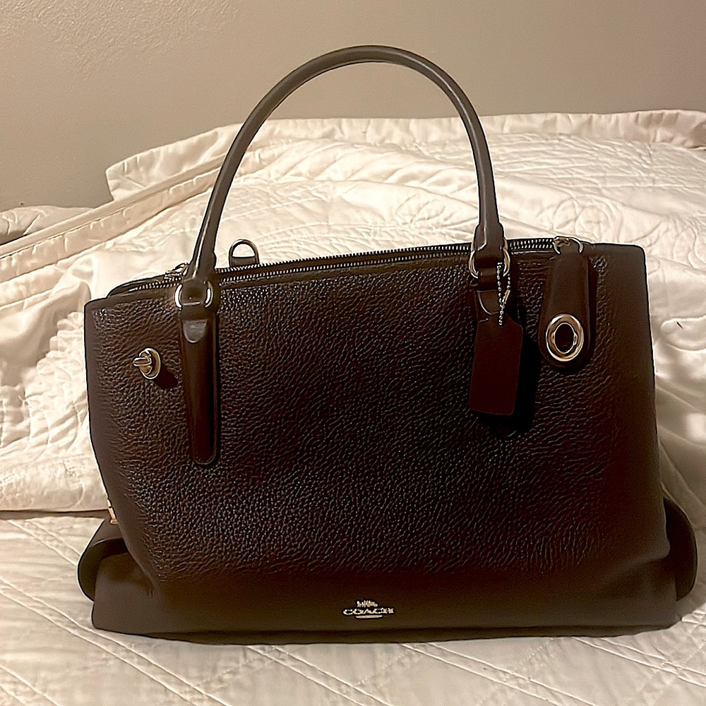 Coach Purse. So many different pockets. Tons of space!